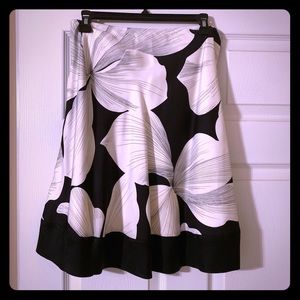 Silky White House Black Market skirt